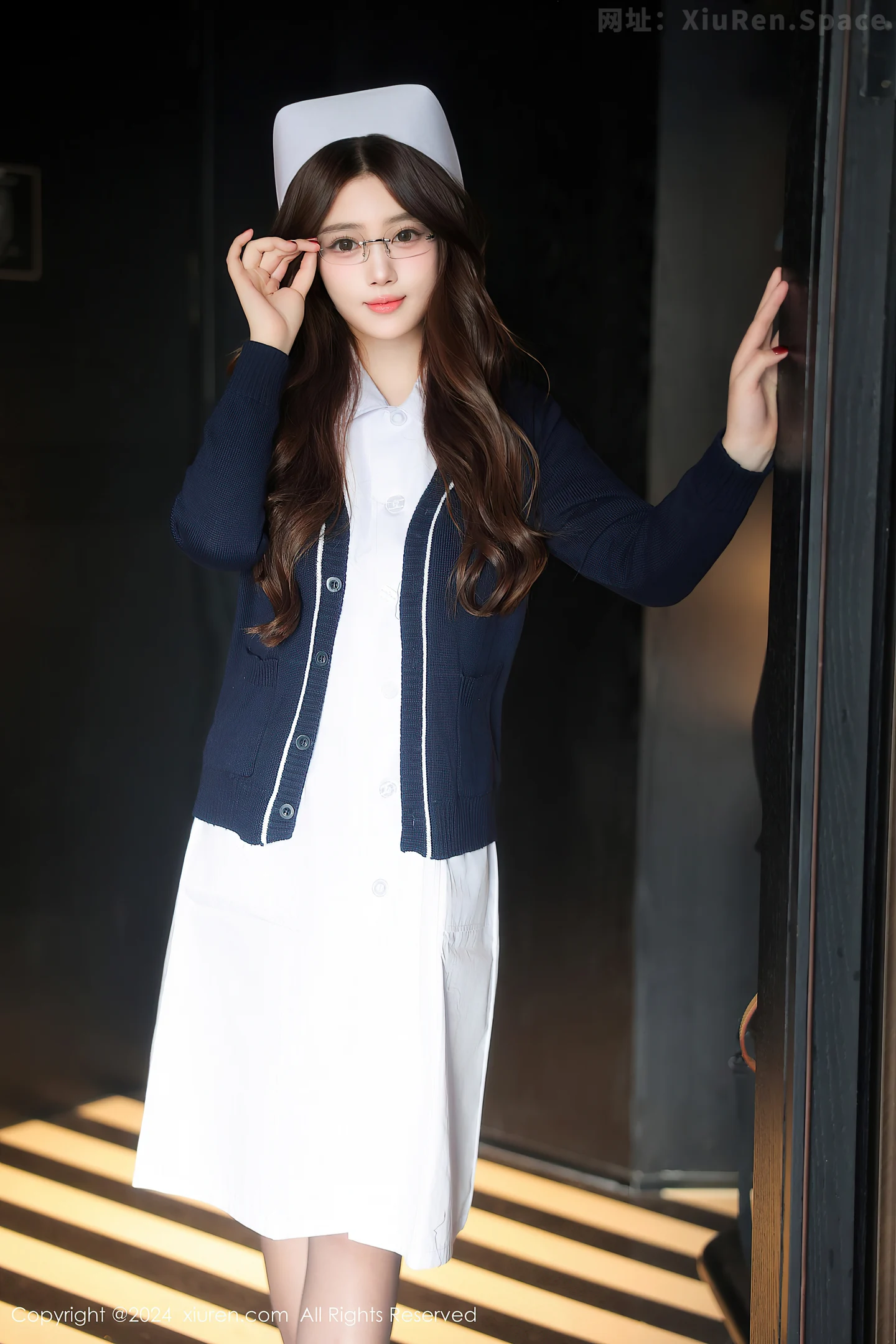 图片[2]-[XiuRen秀人网] VOL.9570 模特蛋蛋宝性感白色护士服露粉色内衣配超薄黑丝秀丰腴身材写真76P-秀人网官方网站